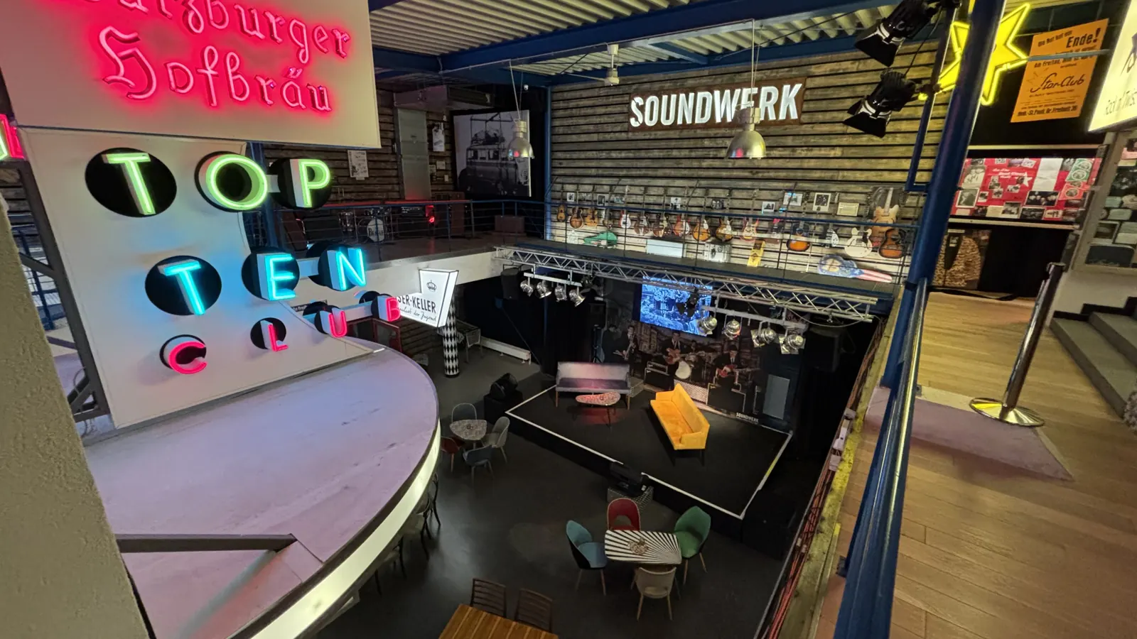 Blick von oben auf den Soundwerk Club mit Top-Ten-Neonschrift und Bühne